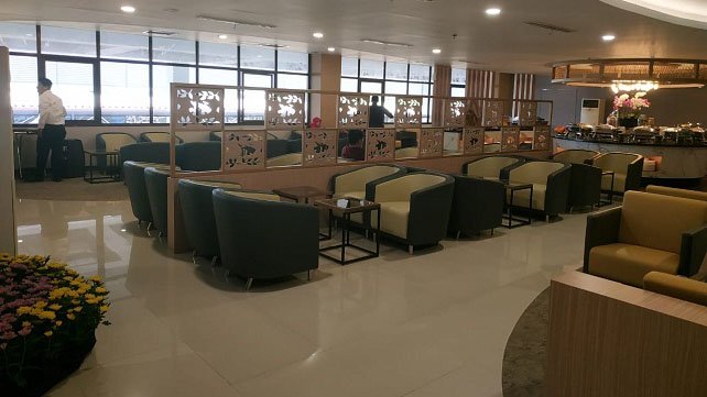 Bandara Juanda memiliki dua terminal utama yang melayani penerbangan domestik dan internasional.