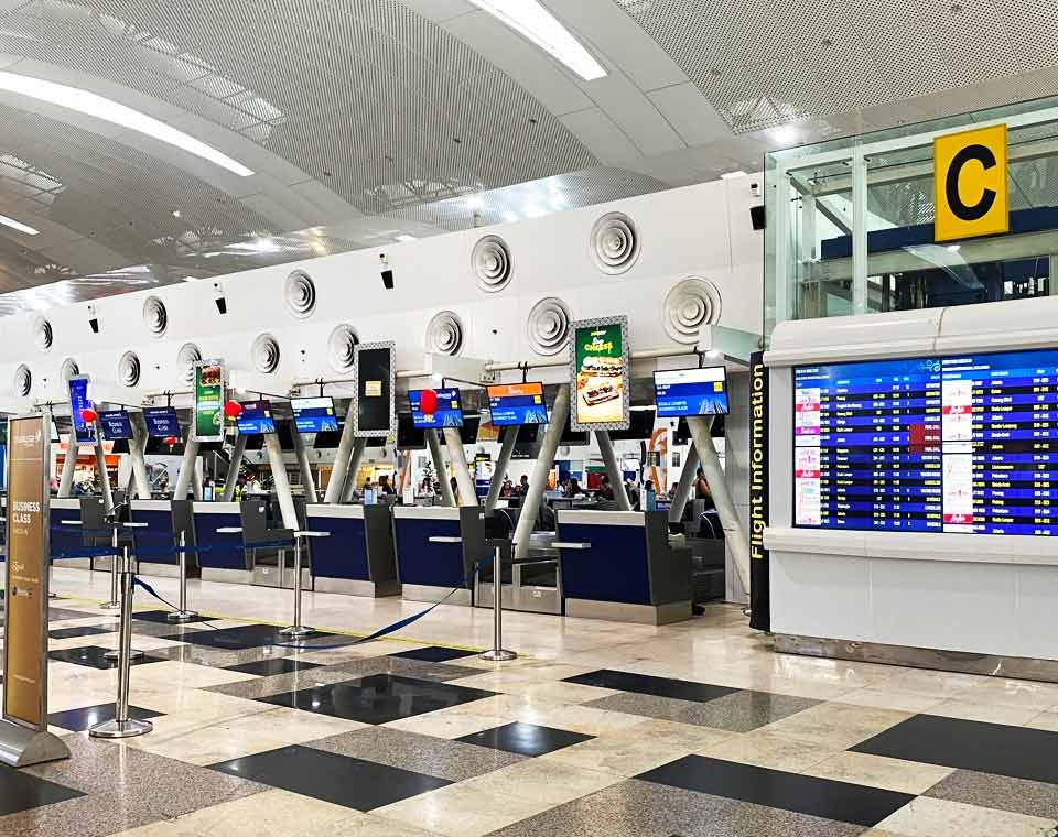 Area terminal dirancang modern dengan konsep luas dan nyaman sehingga mampu menampung jutaan penumpang setiap tahunnya.