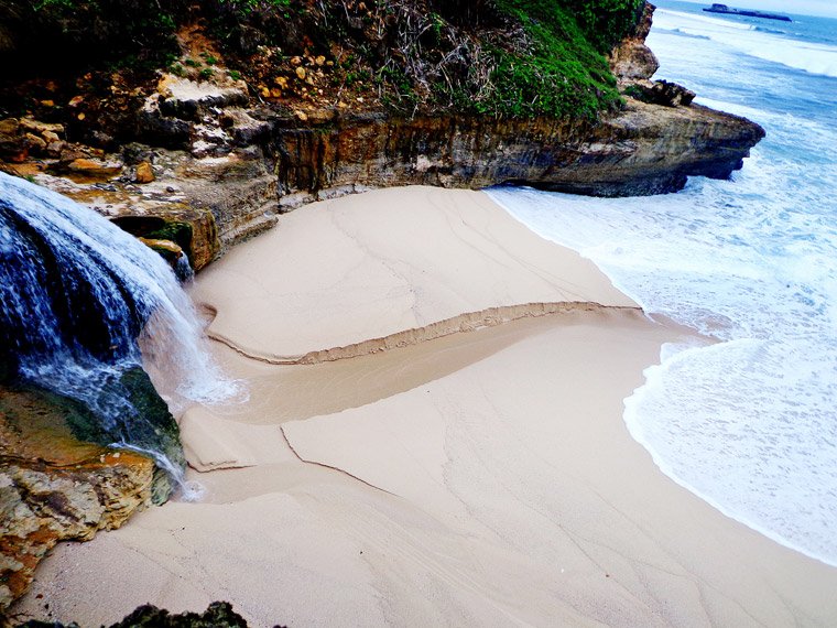 Daya tarik utama Pantai Banyu Tibo tentu saja keberadaan air terjun yang langsung mengalir ke pantai.