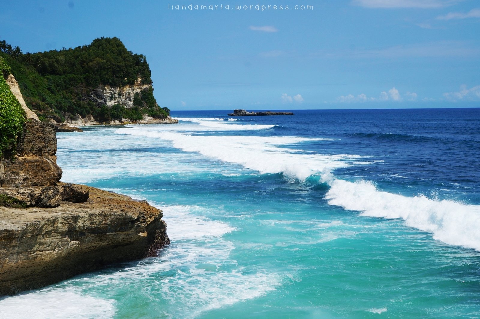 Saat cuaca cerah, perpaduan warna biru laut dan hijau tebing membuat hasil foto terlihat sangat cantik. 