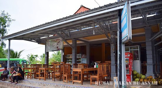 Warung di sekitar pantai biasanya menyediakan makanan khas sederhana seperti mie instan, kopi, kelapa muda, dan aneka camilan. 