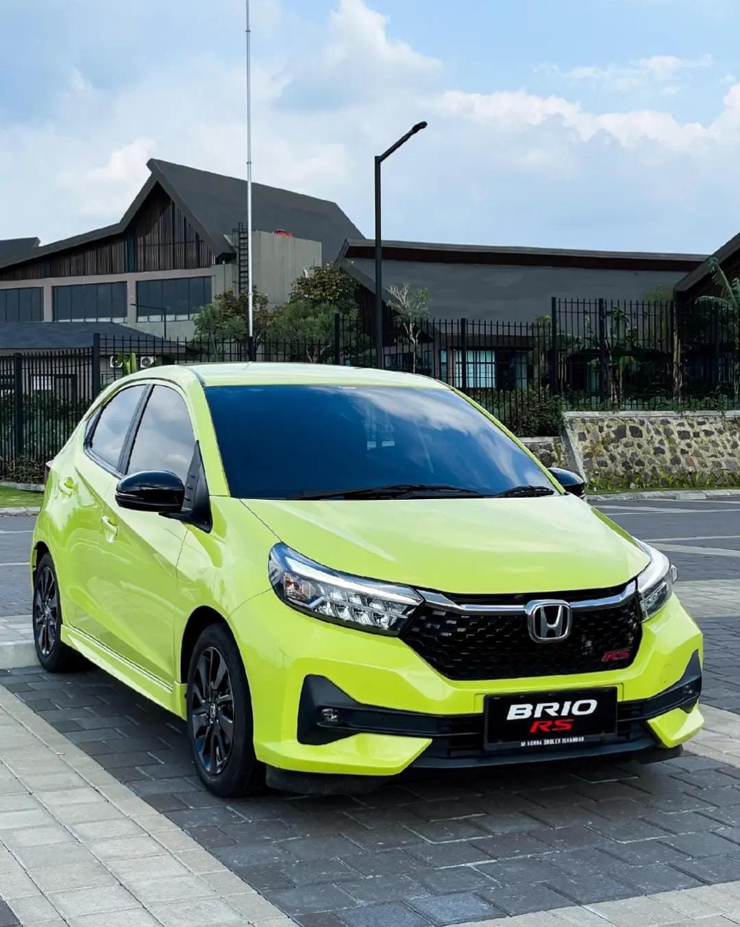 Salah satu daya tarik utama Honda Brio adalah desainnya yang modern dan sporty. 