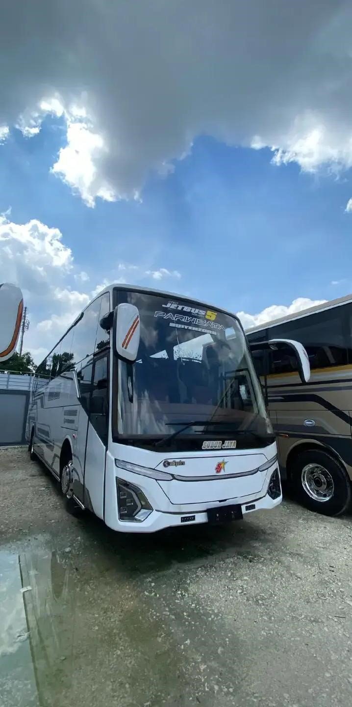 Perjalanan edukasi membutuhkan transportasi yang aman dan nyaman. Armada besar seperti Hiace atau Elf sering menjadi pilihan karena kapasitasnya cukup untuk rombongan.