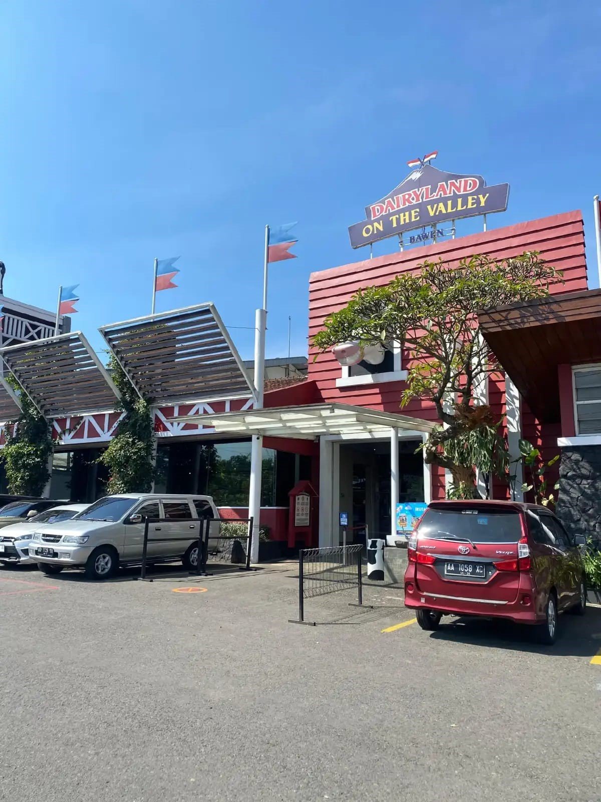 Dyantransport siap antar jemput untuk wisata keluarga, ke Cimory On The Valley yang menjadi destinasi favorit di Ungaran. 