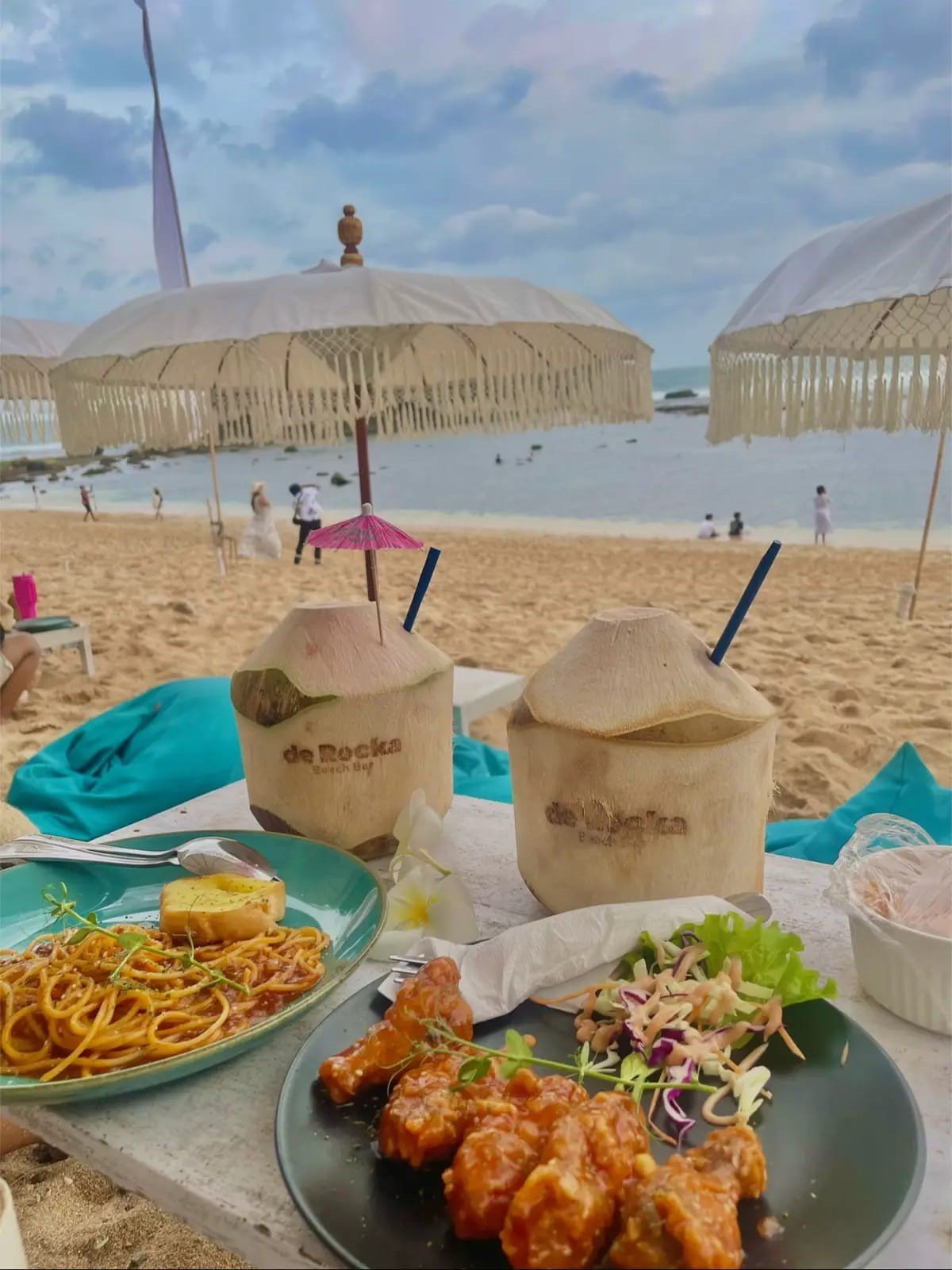 Meski bukan beach club besar, vibes yang ditawarkan sangat mirip—chill, santai, dan cocok untuk melepas penat.