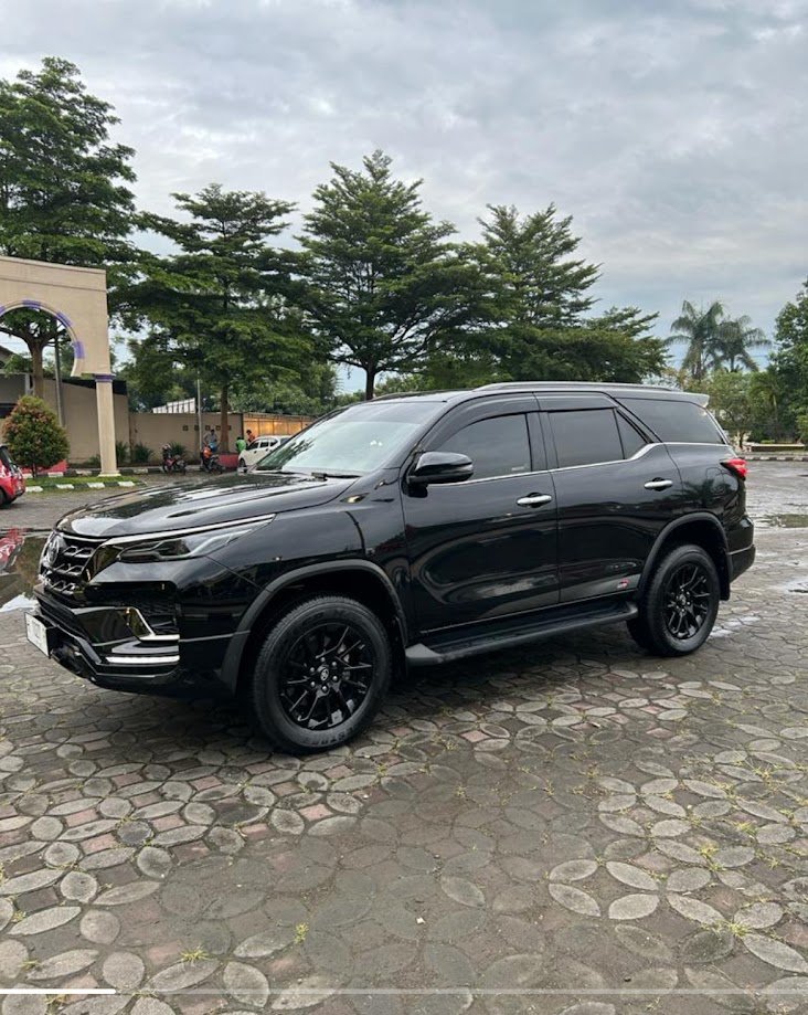 Tersedia mobil tipe Suv seperti Toyota Fortuner di Dyan Transport