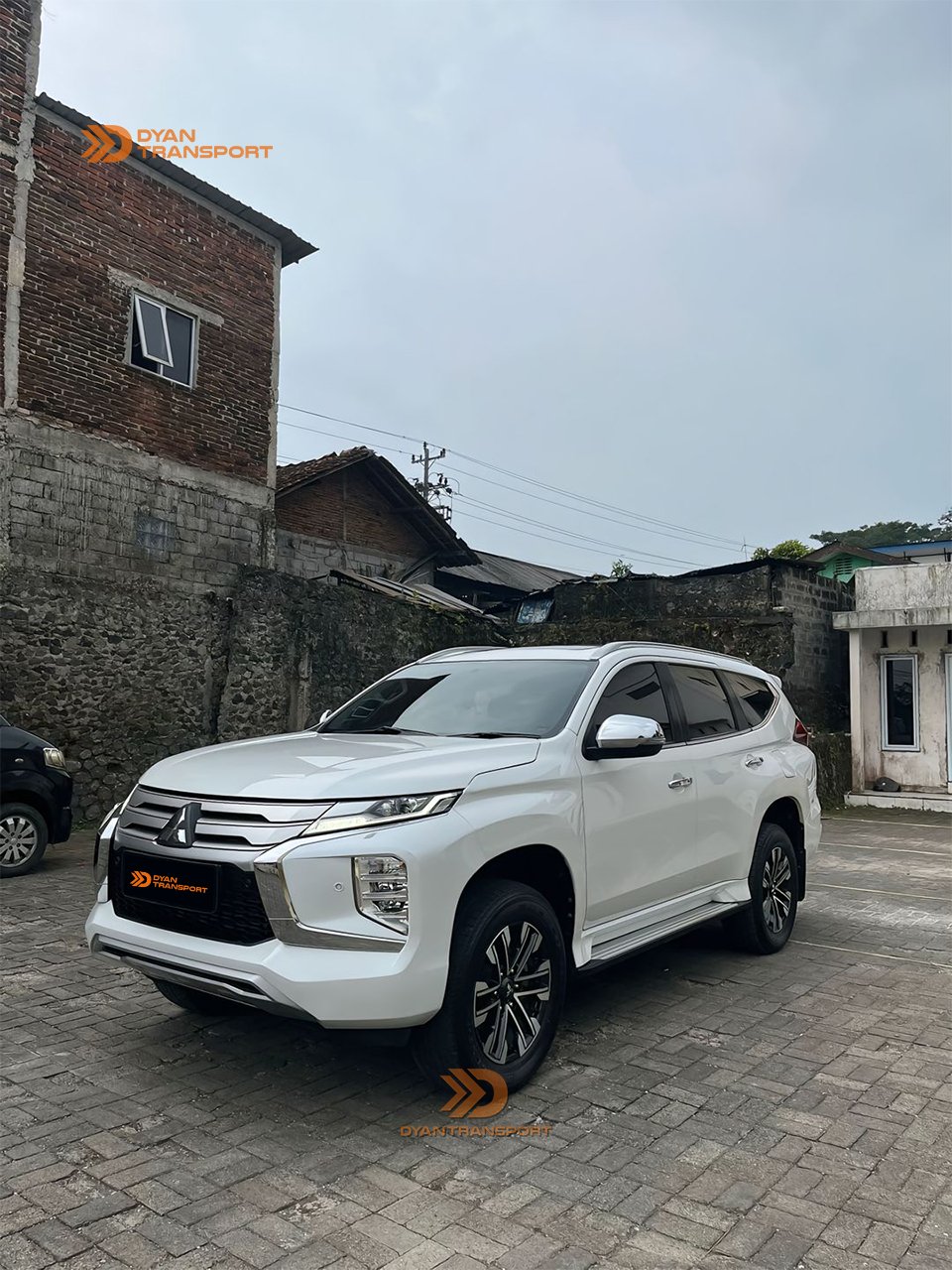 Sewa Mobil Pajero Sport terkenal dengan desain sporty dan gagah. 