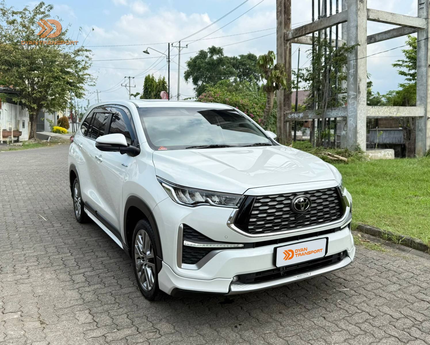 Sewa Armada Zenix Q Hybrid Cocok untuk perjalanan dinas, bagi perusahaan atau instansi, ketepatan waktu adalah hal yang sangat penting. 