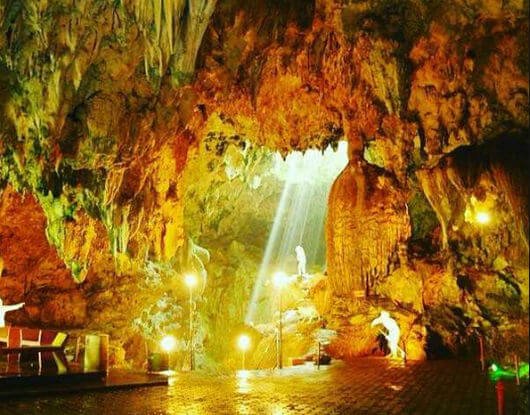 Goa Gong adalah salah satu keajaiban alam Indonesia yang menawarkan pengalaman wisata yang berbeda. 