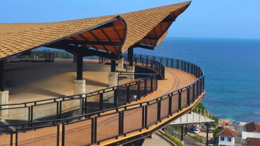Terdapat tempat duduk nyaman, gazebo, hingga area makan dengan view langsung ke laut.