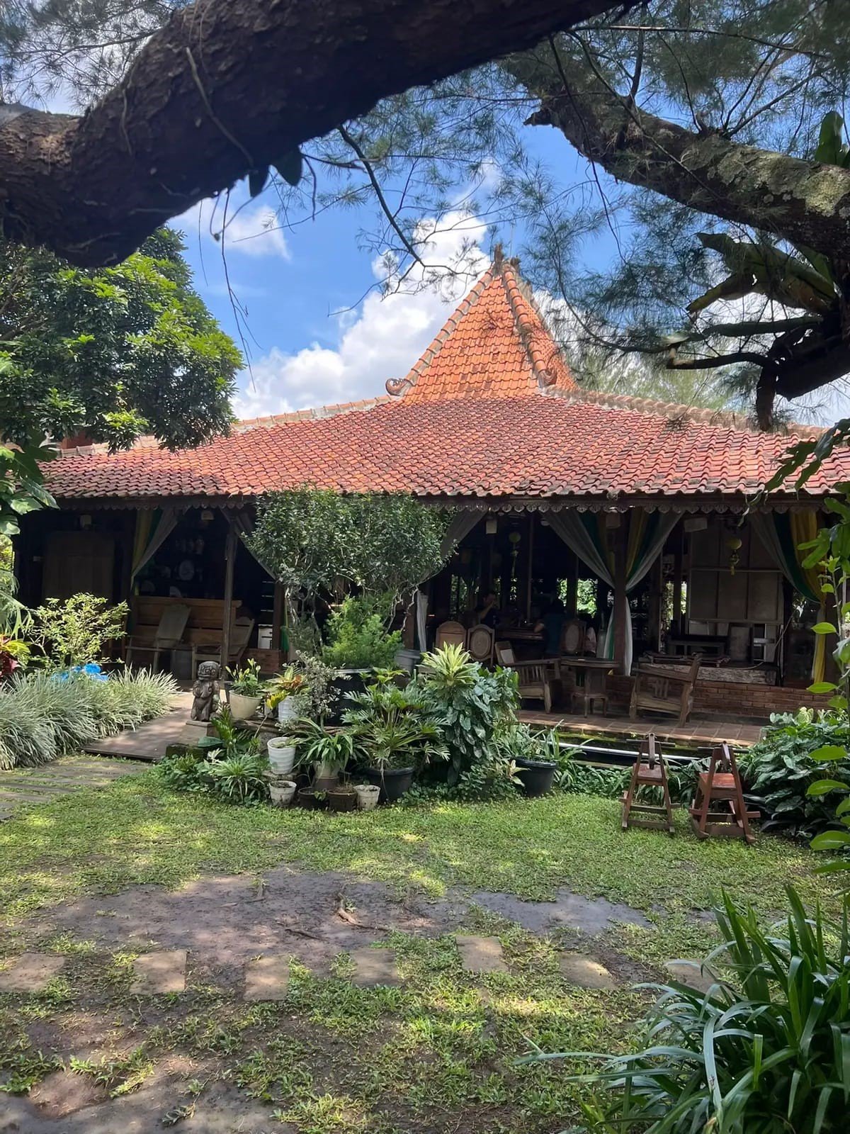 Joglo Agung Resto & Gallery