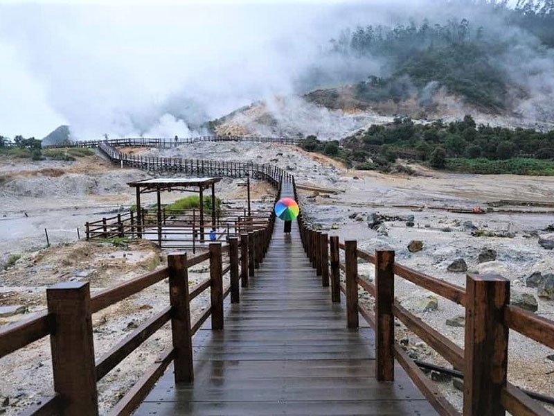 Banyak spot foto unik dengan latar kawah berasap, papan kayu, hingga pemandangan pegunungan Dieng yang indah.