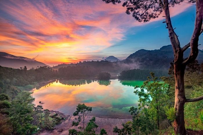 Khayangan Skyline: Datang pagi hari untuk merasakan sensasi matahari terbit di atas awan—pengalaman yang sulit dilupakan.