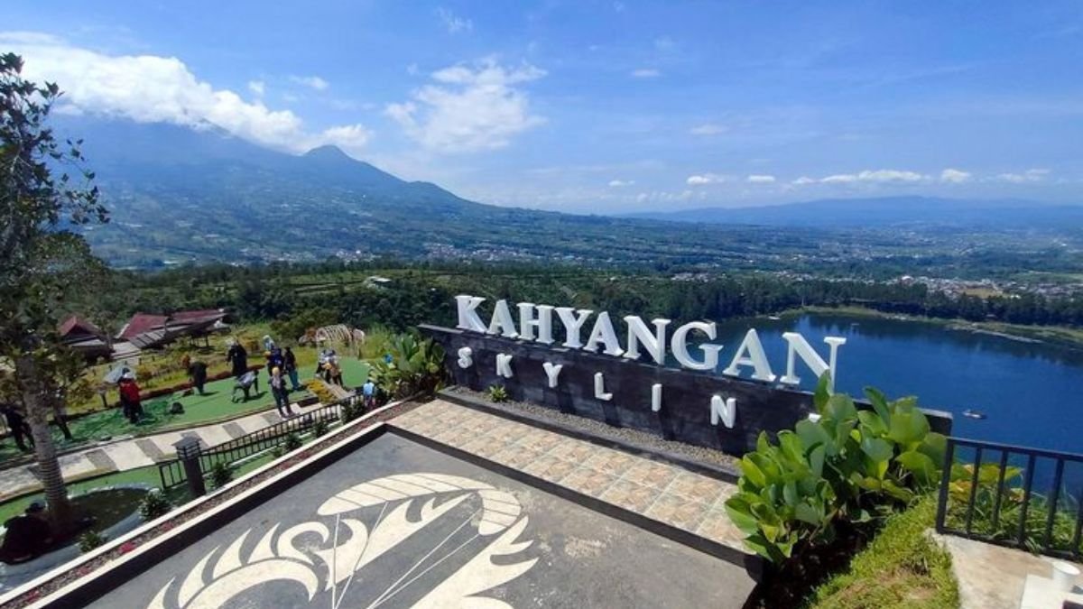 Khayangan Skyline merupakan salah satu destinasi wisata hits di Wonosobo yang menawarkan panorama alam dari ketinggian.
