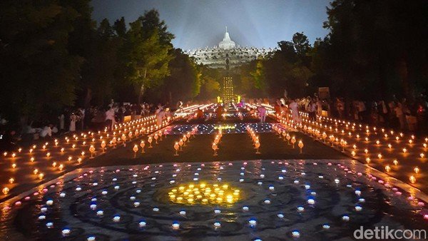 Hari Raya Waisak merupakan peringatan tiga peristiwa penting dalam kehidupan Siddhartha Gautama, yaitu kelahiran, pencerahan, dan wafatnya.