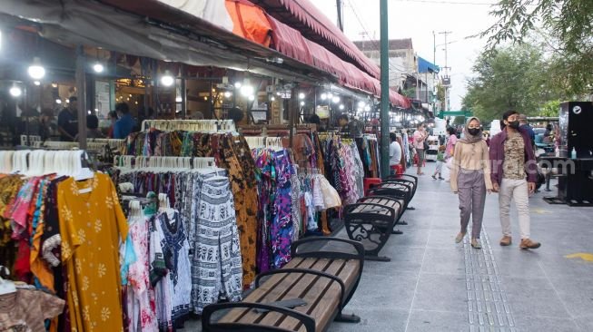 Malioboro terkenal dengan deretan pedagang kaki lima yang menjual batik, kerajinan tangan, hingga oleh-oleh khas Jogja dengan harga terjangkau.