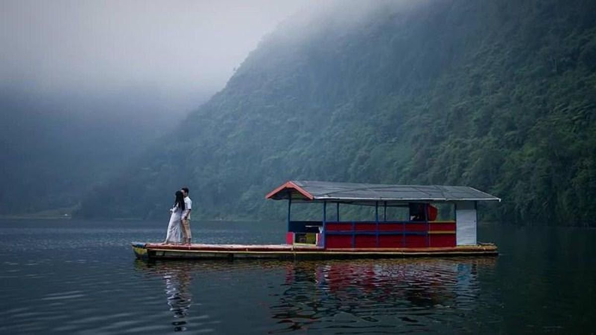 Banyak spot foto menarik dengan latar telaga dan pegunungan. Cocok untuk mempercantik feed media sosial kamu.