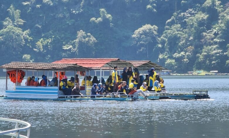 Kamu bisa menyewa perahu untuk berkeliling telaga dan menikmati keindahan dari sudut yang berbeda.