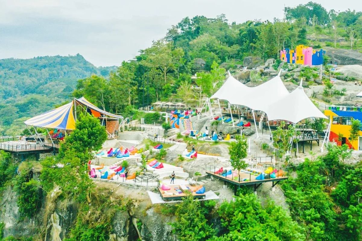 Obelix Hills kondisi alamnya yang masih terjaga. Berada di dataran tinggi, tempat ini menyuguhkan udara yang sejuk dan segar, jauh dari hiruk pikuk perkotaan.