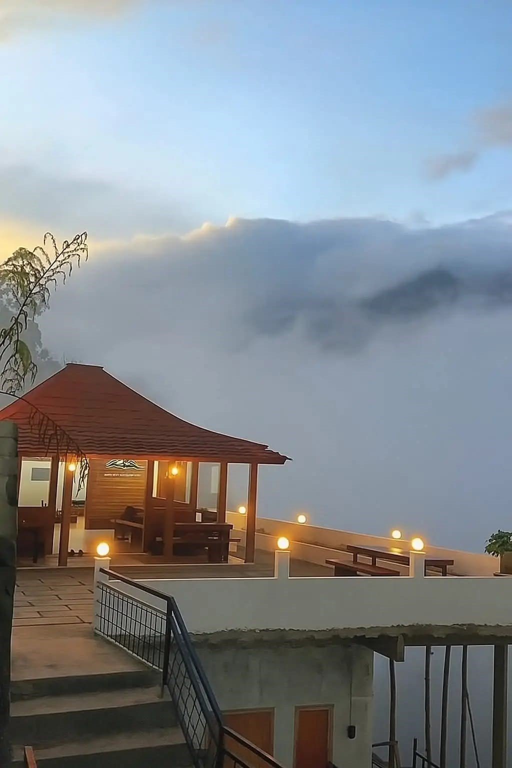 Dataran Tinggi Dieng selalu menjadi destinasi favorit bagi wisatawan yang ingin menikmati udara sejuk, panorama pegunungan, hingga suasana staycation yang tenang dan nyaman.