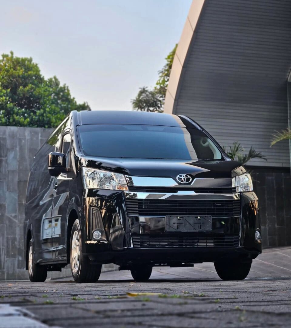 Penyedia Jasa Dyan Transport Menyediakan Toyota Hiace Premio untuk perjalanan Rombongan 