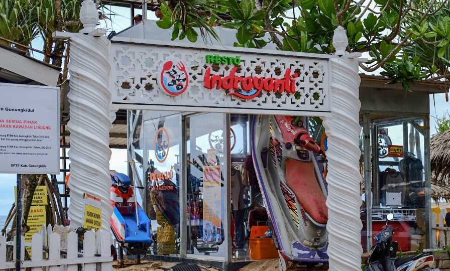 Banyak restoran di sekitar pantai yang menawarkan hidangan laut segar dengan rasa khas pesisir selatan.