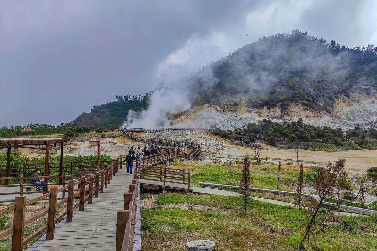 Berbeda dengan kawah lain yang harus ditempuh dengan trekking berat, Kawah Sikidang sangat mudah dijangkau. Area wisata sudah dilengkapi dengan jalur aman untuk pengunjung.