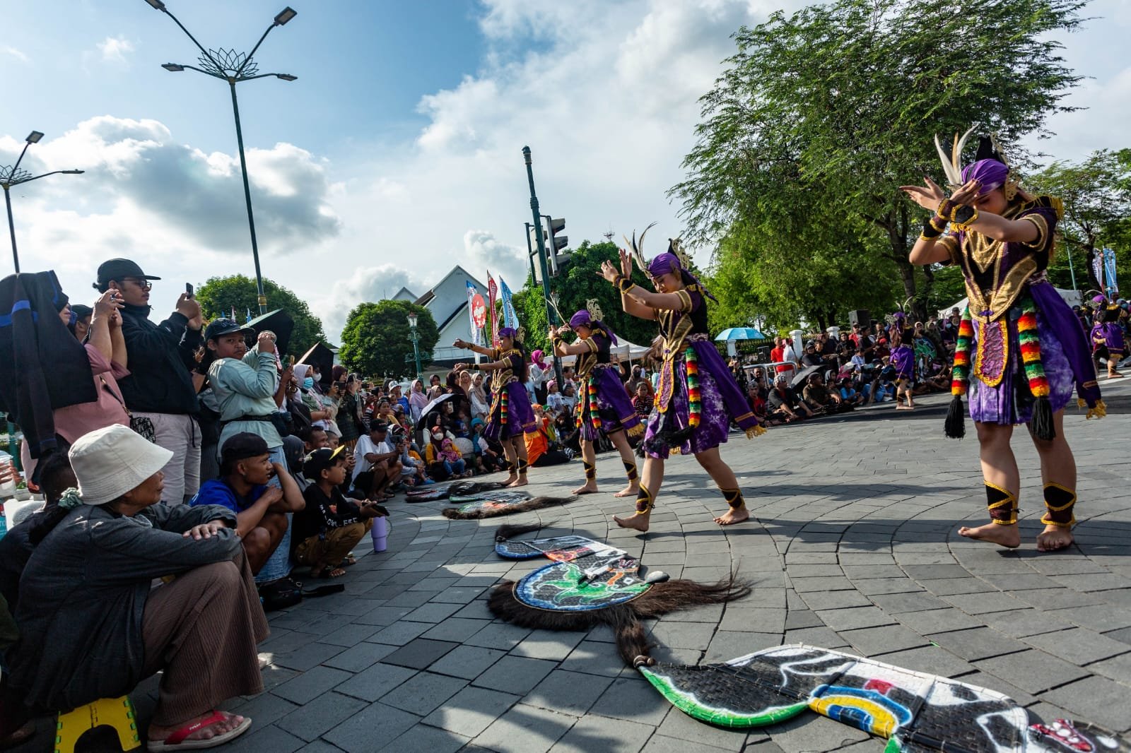 Musisi dan seniman jalanan sering tampil di sepanjang Malioboro, menciptakan suasana hidup dan khas Jogja.
