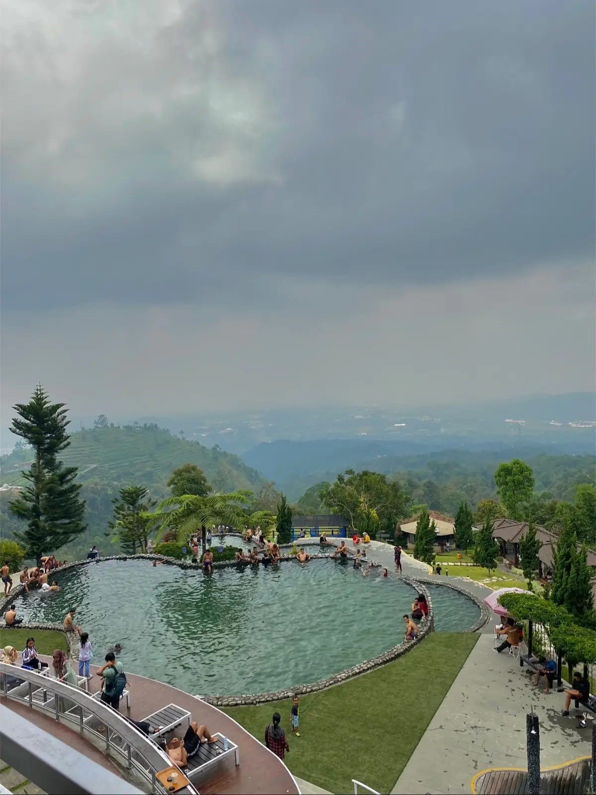 Umbul Sidomukti menjadi salah satu ikon wisata di Ungaran yang terkenal dengan panorama pegunungan dan udara sejuknya.