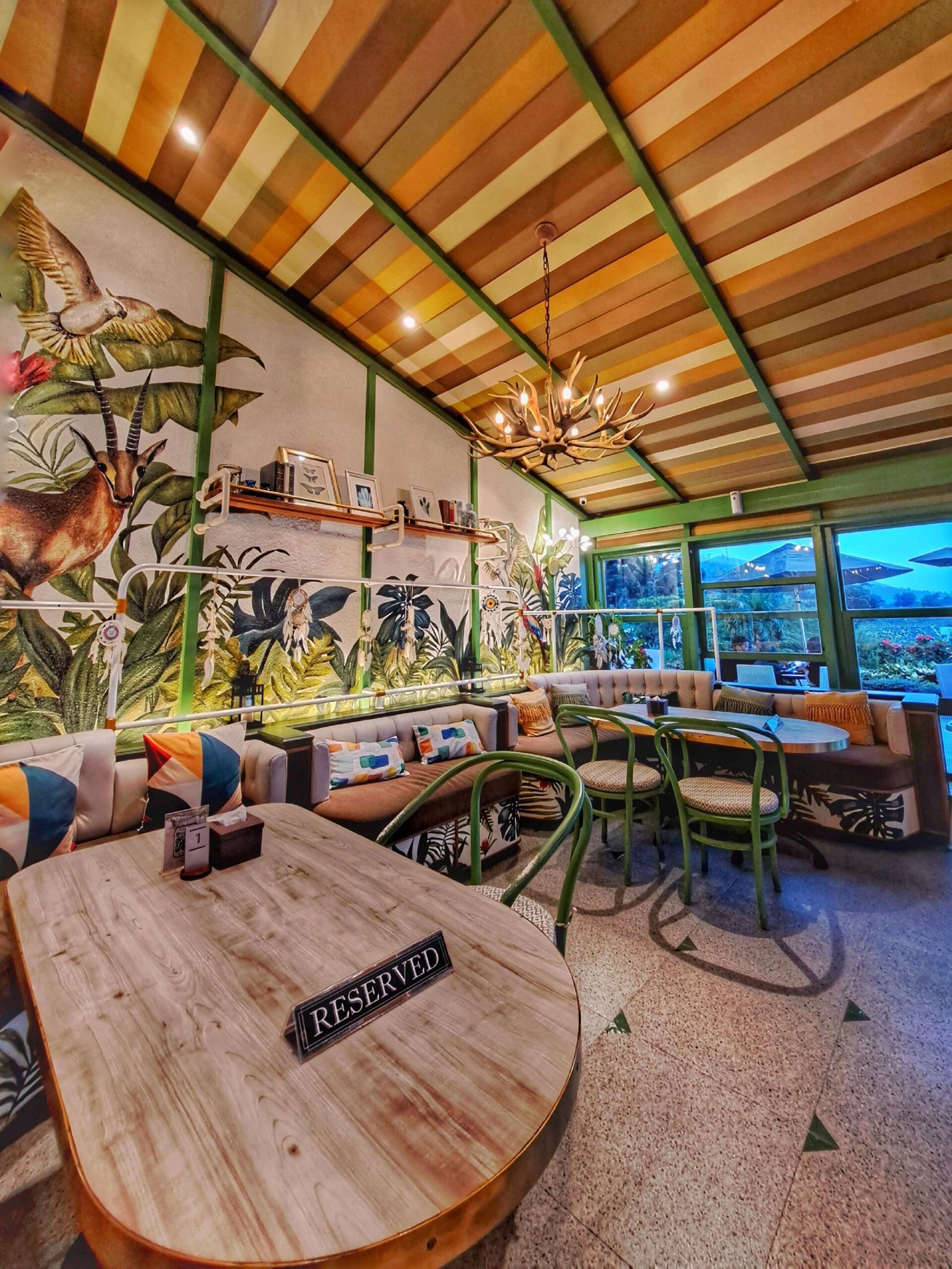 Cafe seperti ini biasanya menjadi pilihan untuk: