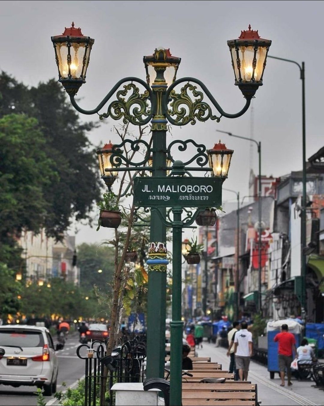 Belum lengkap rasanya berkunjung ke Yogyakarta tanpa mengunjungi Malioboro. 