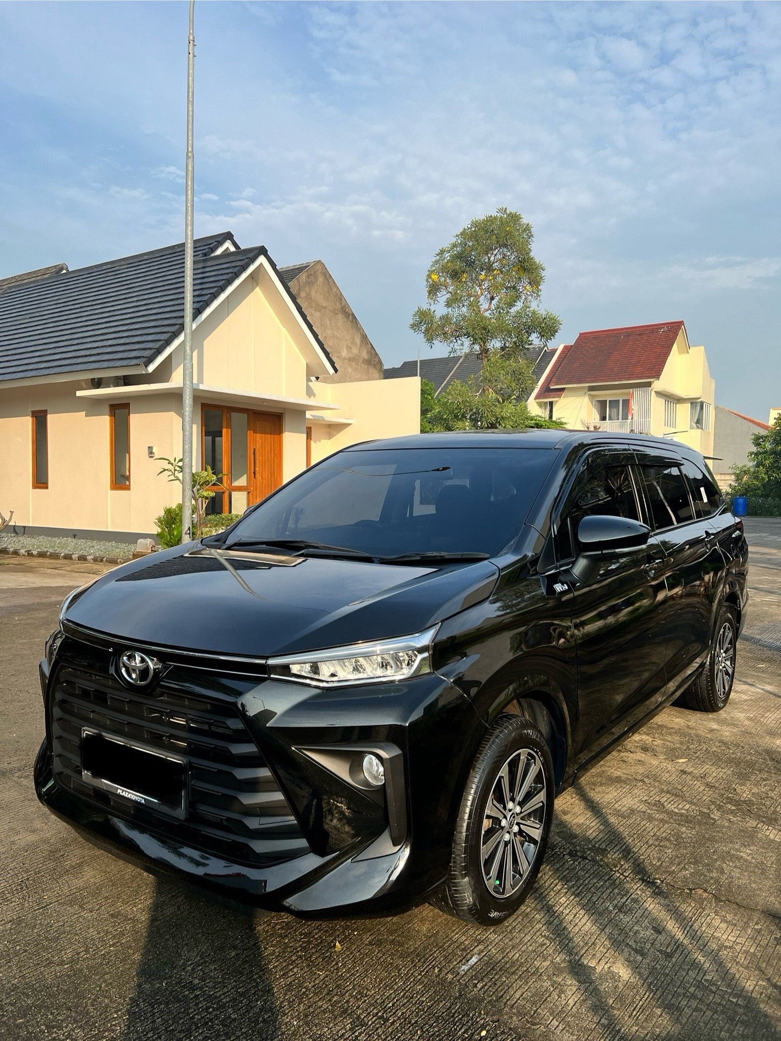 Menjadi pilihan favorit wisata keluarga karena kabin luas dan nyaman untuk perjalanan jarak menengah hingga jauh.