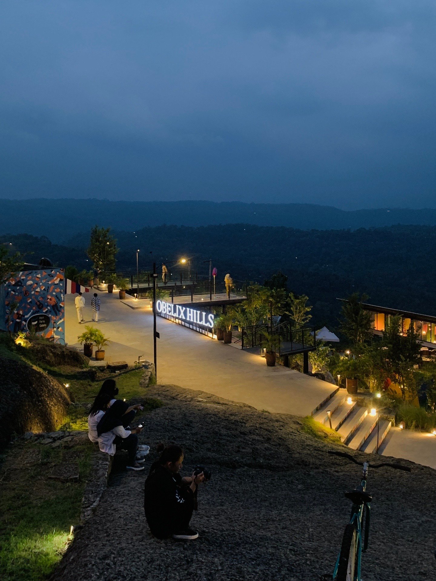 Obelix Hills menjadi destinasi populer bagi wisatawan yang ingin menikmati panorama perbukitan dan sunset terbaik di Yogyakarta.