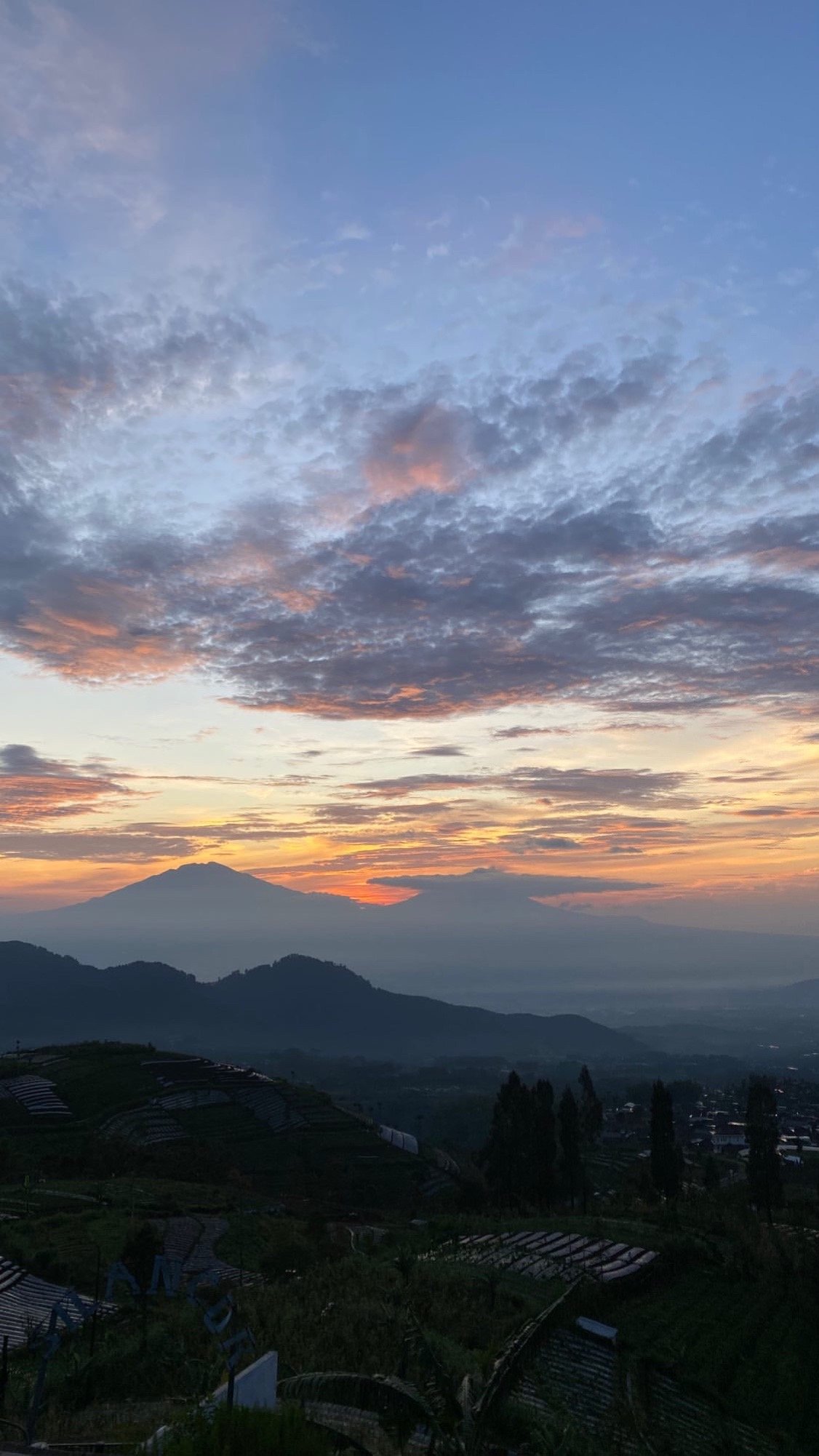 Sunrise menjadi alasan utama banyak wisatawan datang ke Silancur Highland