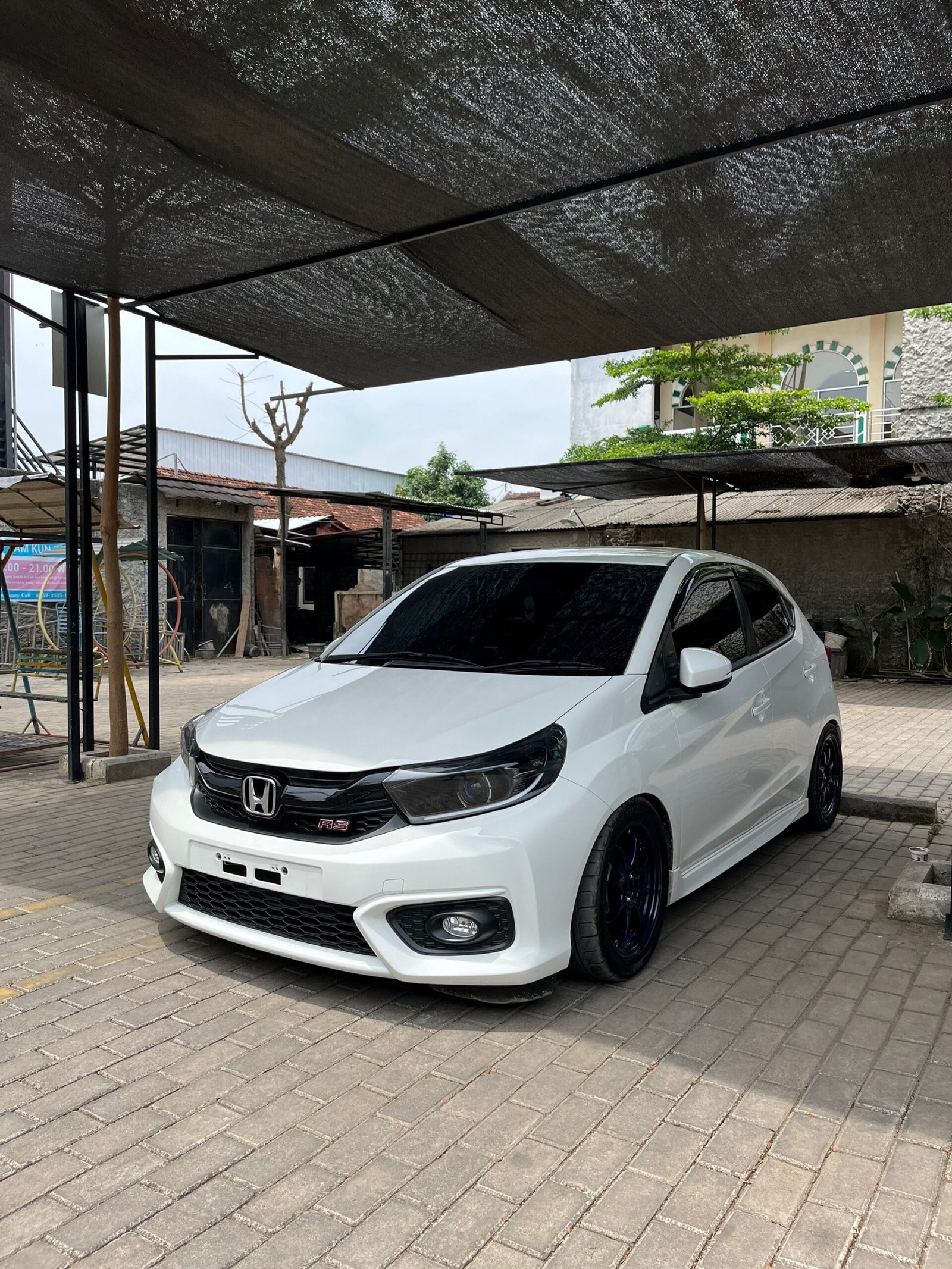 Mobil city car yang cocok untuk perjalanan pasangan atau keluarga kecil. Hemat dan tetap nyaman untuk perjalanan wisata.