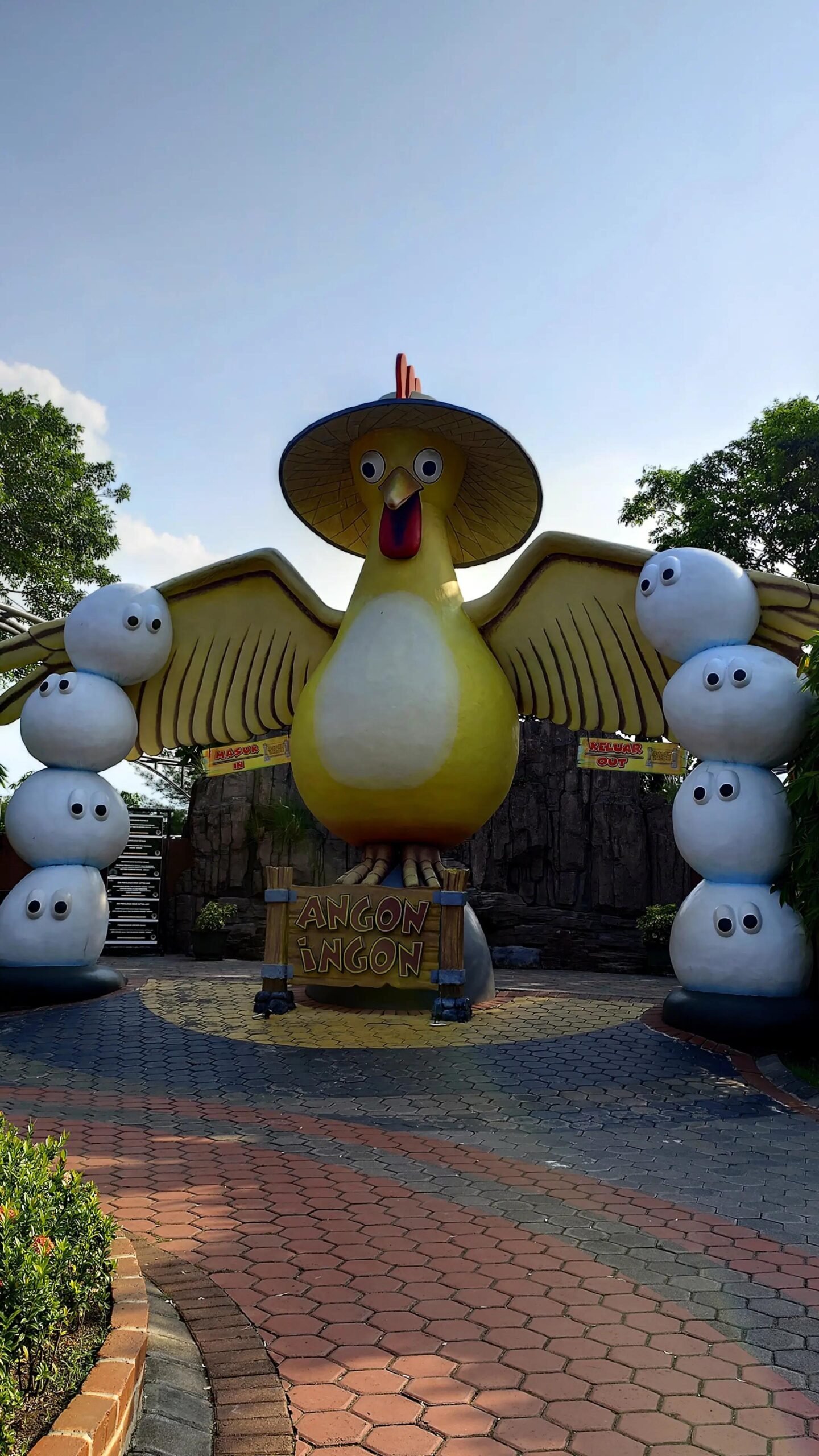 Area Mini Zoo tersedia di Saloka Theme Park dapat mengenalkan (Edukasi) tentang Hewan
