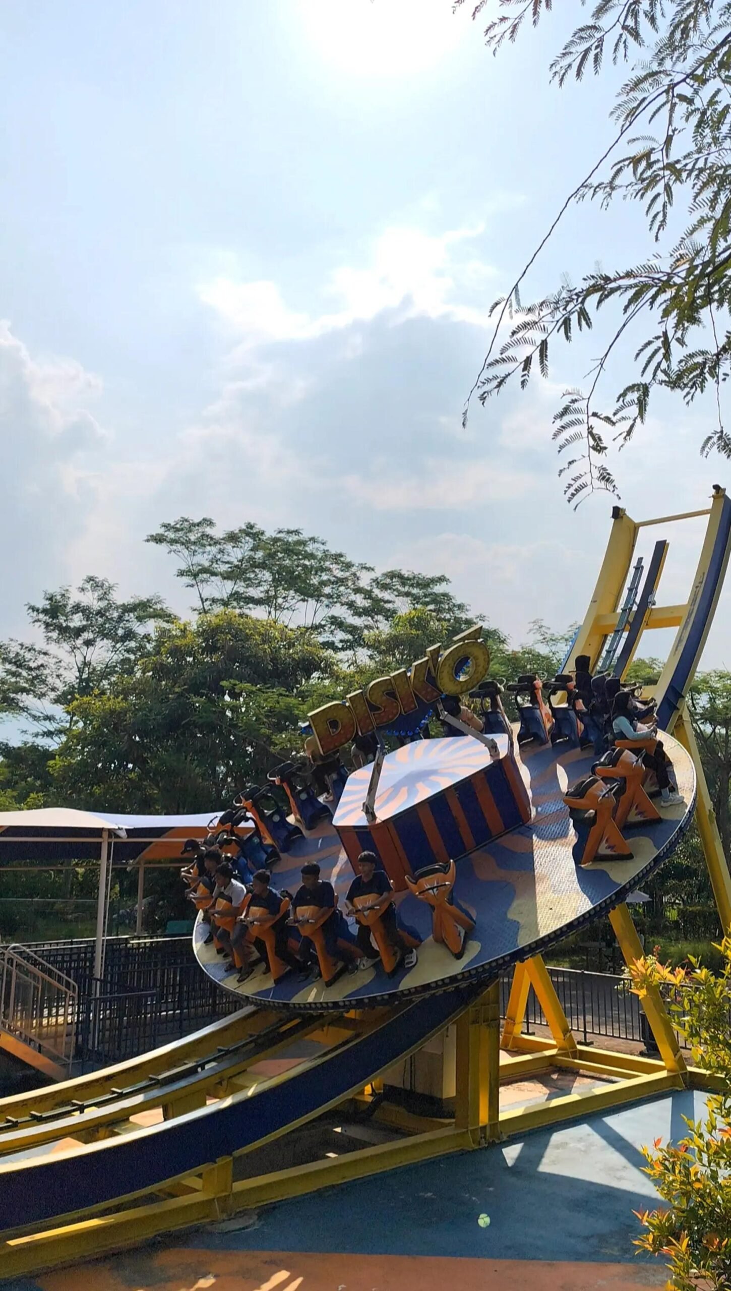 Wahana Piring Muter tersedia di Saloka Theme Park