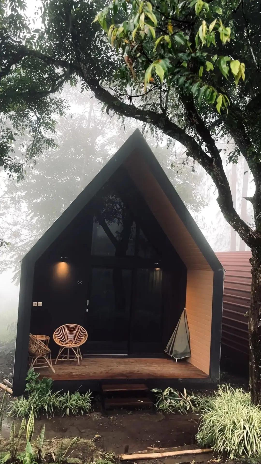 Bagi yang ingin suasana lebih santai, tersedia area camping dan glamping dengan udara dingin khas pegunungan.