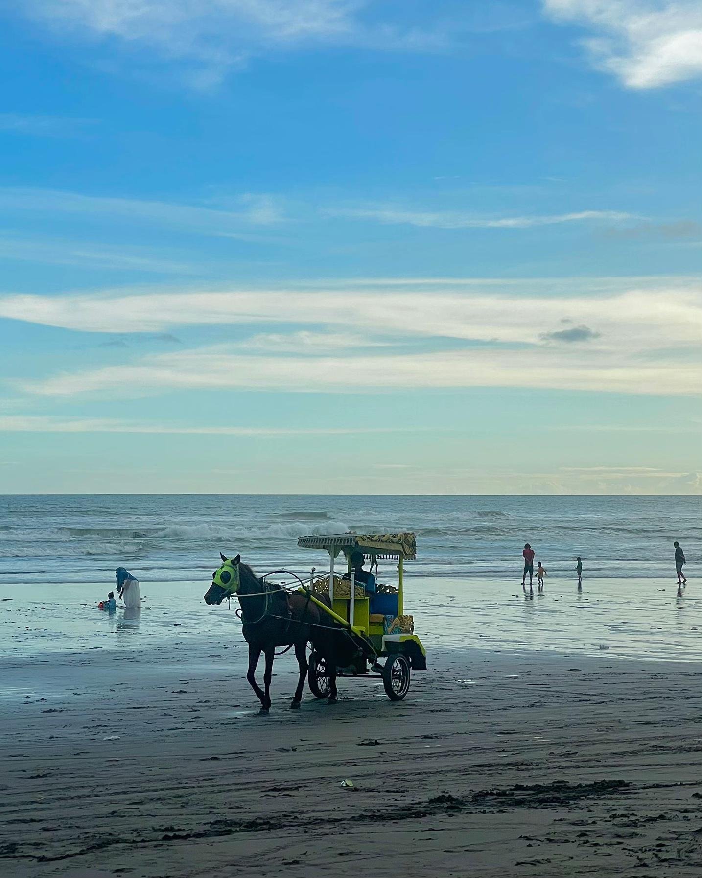 Pantai legendaris yang selalu menjadi pilihan wisata keluarga.
