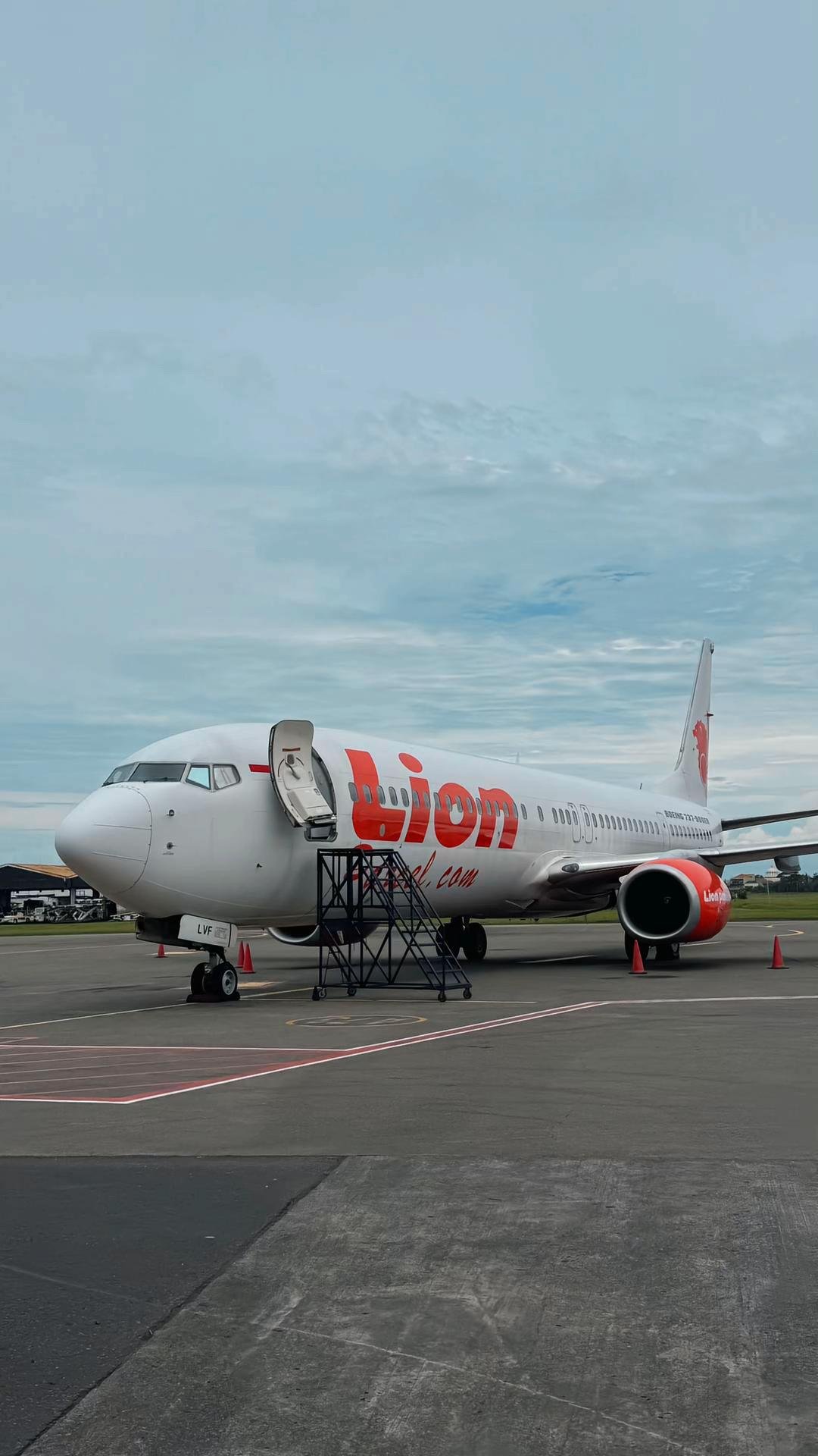 Driver yang berpengalaman memahami jalur tercepat menuju bandara dan mampu memperkirakan kondisi lalu lintas sehingga perjalanan menjadi lebih efektif. Pelanggan cukup melakukan booking, kemudian armada akan datang sesuai jadwal yang telah ditentukan.