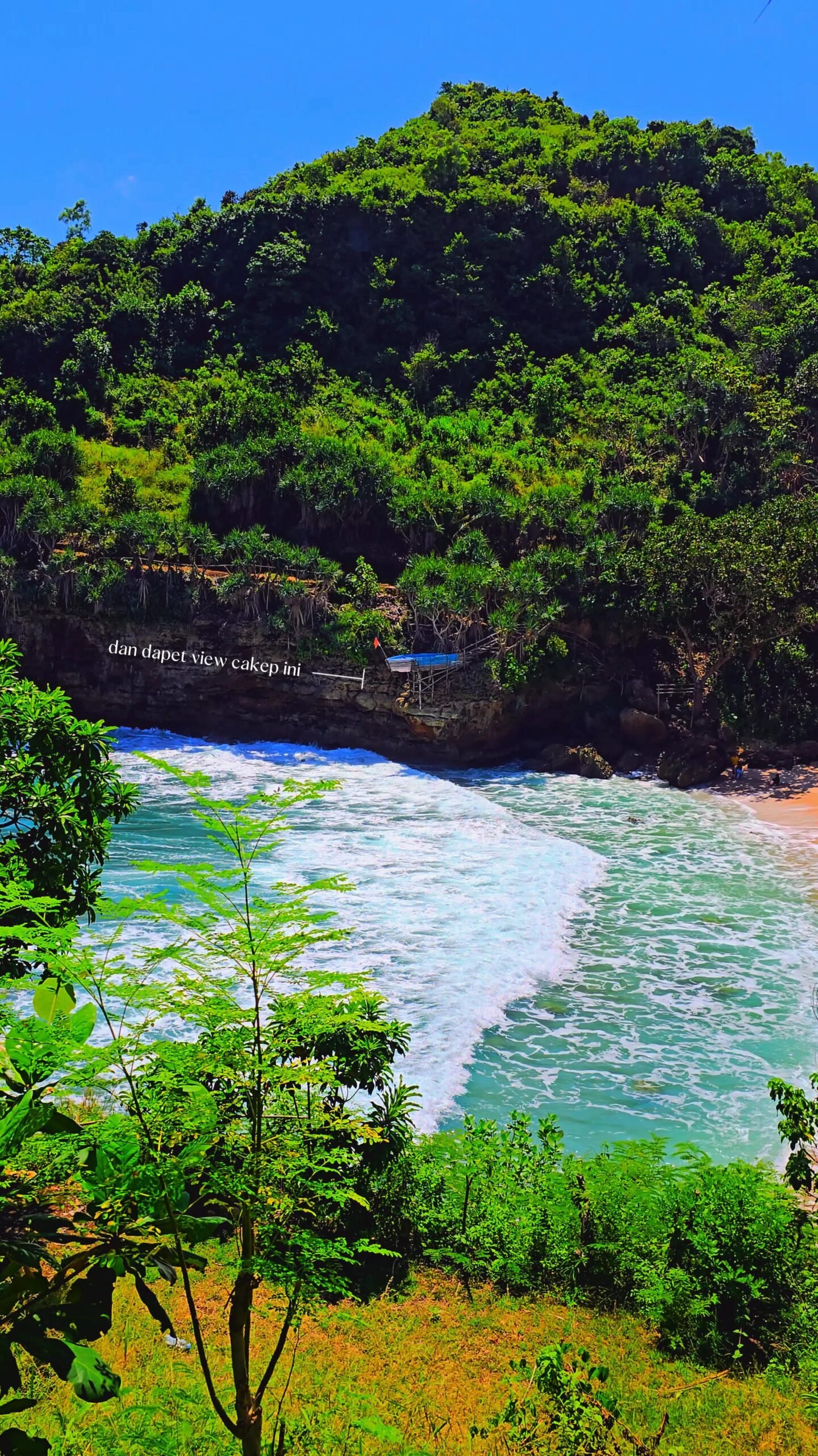 Air laut relatif tenang karena terlindung batu karang sehingga aman untuk snorkeling pemula.