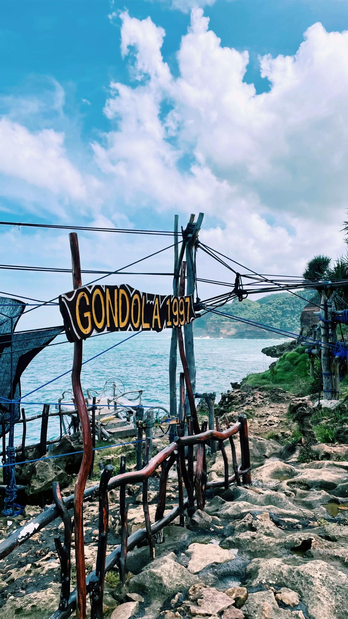Pantai Timang terkenal dengan gondola tradisional yang memacu adrenalin.
