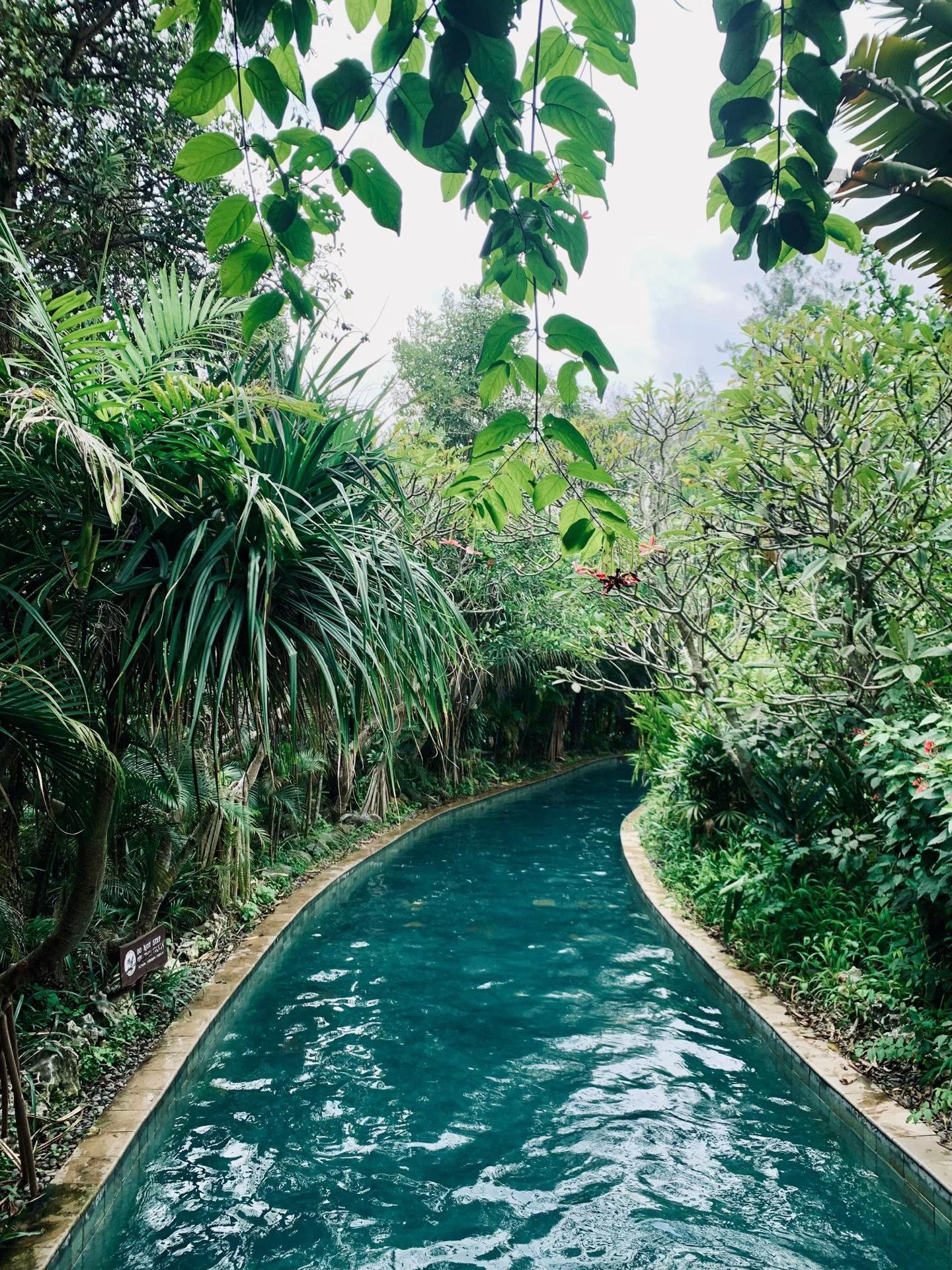 Kolam arus yang membawa pengunjung mengelilingi area waterpark menggunakan ban pelampung.