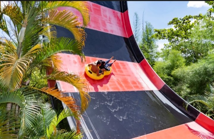Perpaduan antara roller coaster air dan seluncuran berkecepatan tinggi.