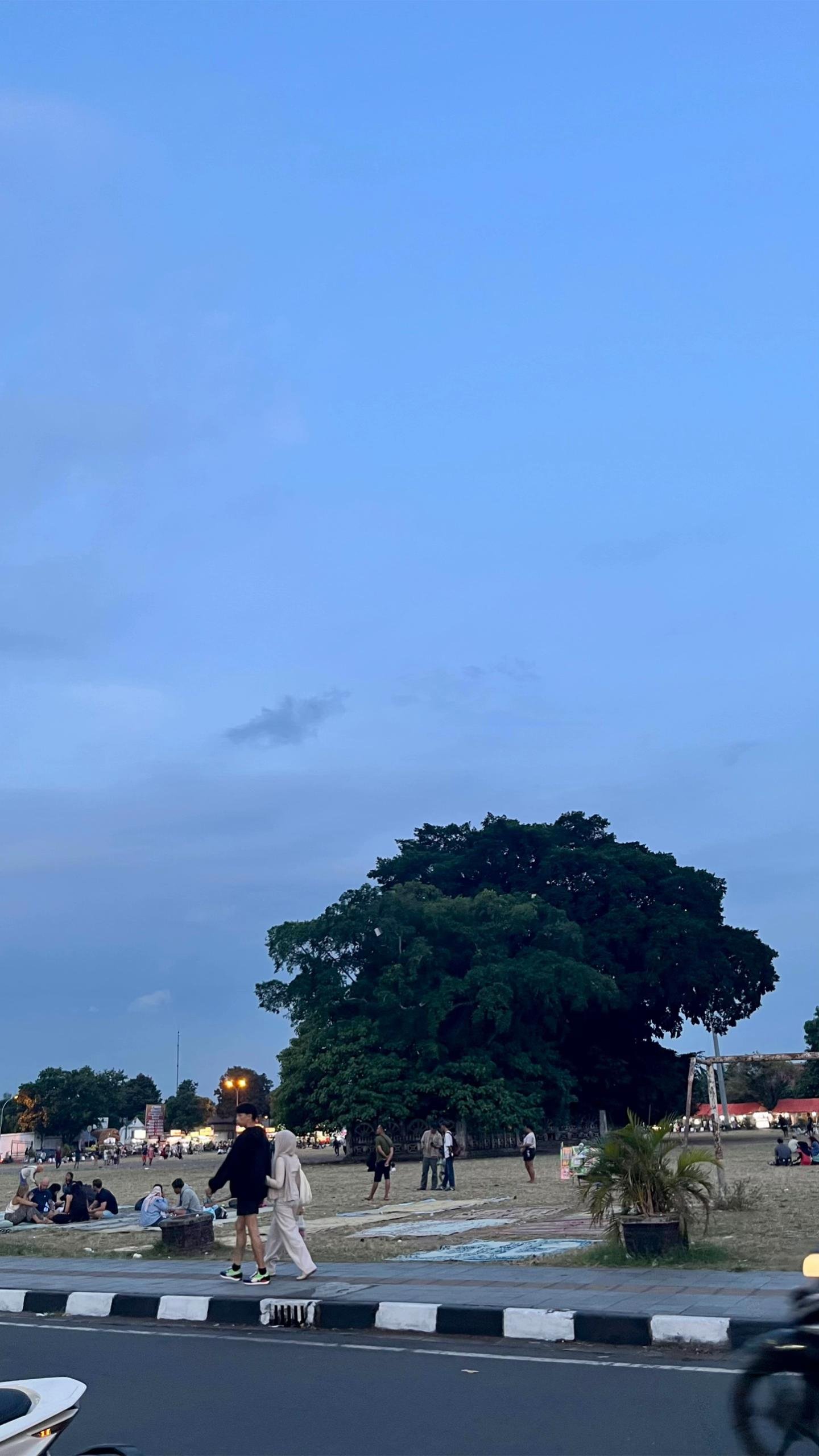 Tempat wisata malam favorit dengan suasana santai dan kuliner khas.