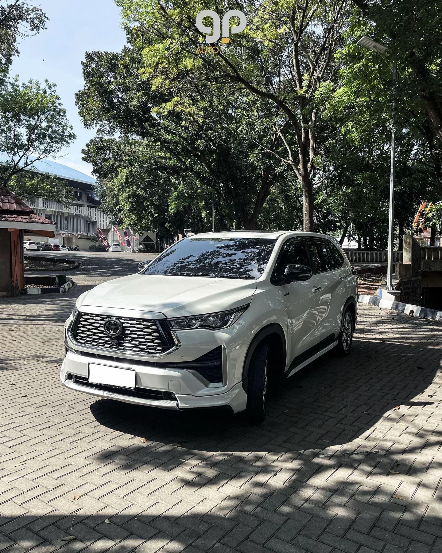 Menghadirkan pengalaman perjalanan modern dengan interior mewah dan fitur lengkap.