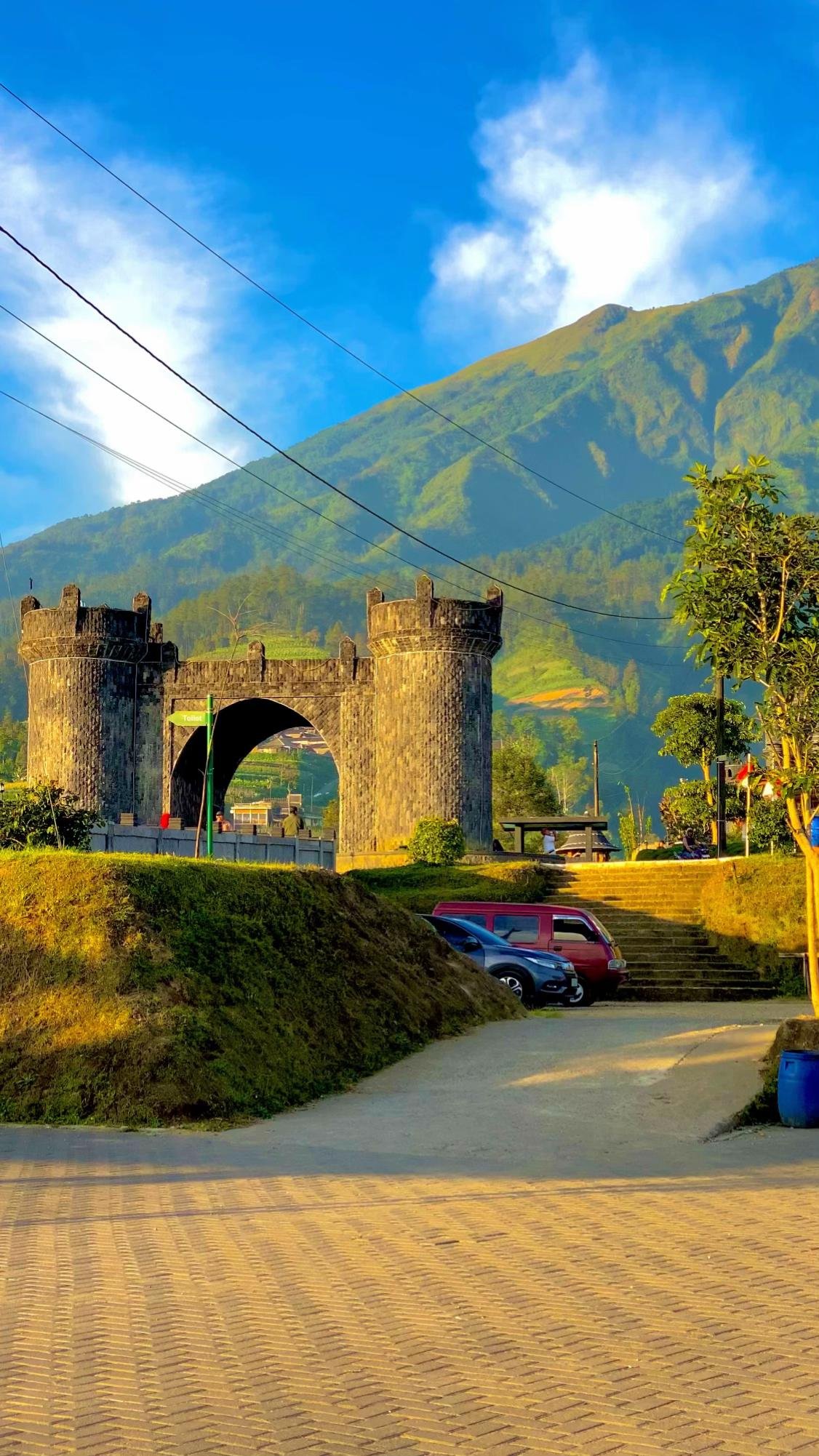 Loket masuk Negeri Kahyangan Magelang, di sambut dengan Benteng besar