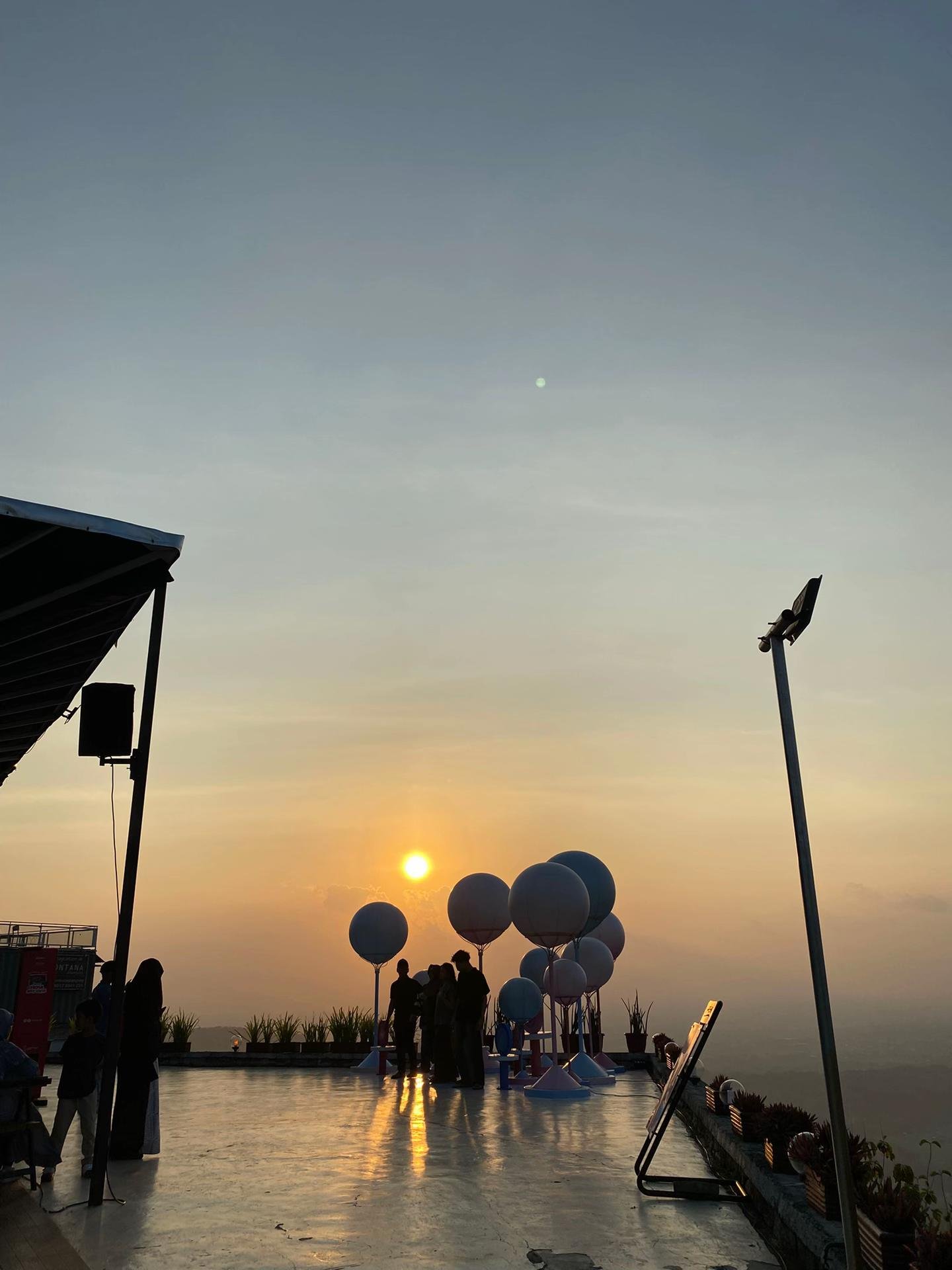 Tempat wisata modern yang menawarkan pemandangan kota Yogyakarta dari ketinggian.