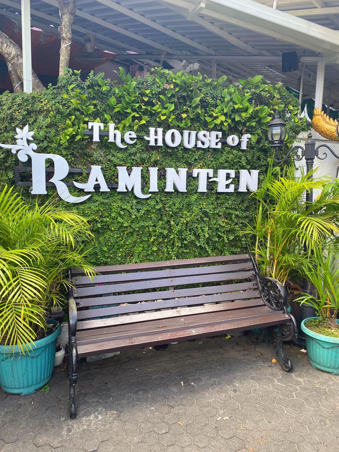 Salah satu restoran paling populer di Jogja dengan konsep budaya Jawa yang unik.