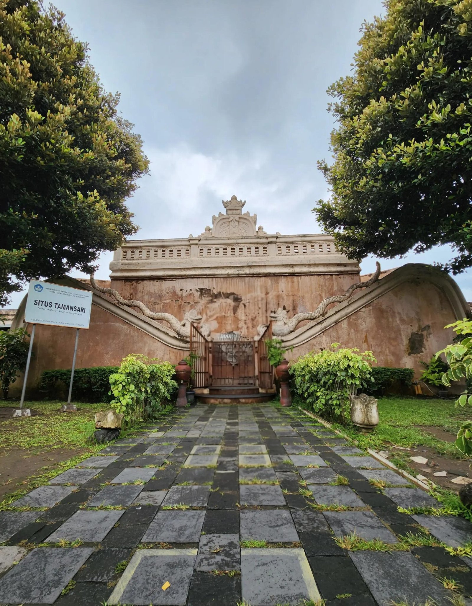 Taman Sari merupakan bekas taman kerajaan yang memiliki arsitektur unik dan menjadi salah satu lokasi foto favorit wisatawan.